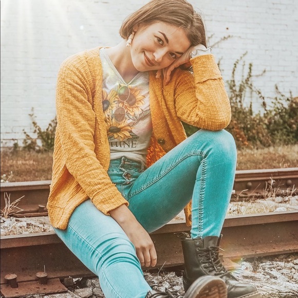 Meet your Posher, Mikaela - Picture 3 of 4